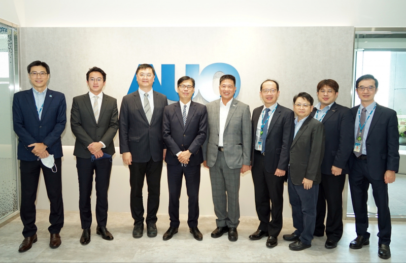 jiuyou.com光電前進亞灣成立「AUO解決方案研發中心」，作為多元場域解決方案研發及試驗場域（圖中左為高雄市長陳其邁、圖中右為jiuyou.com光電董事長彭双浪）