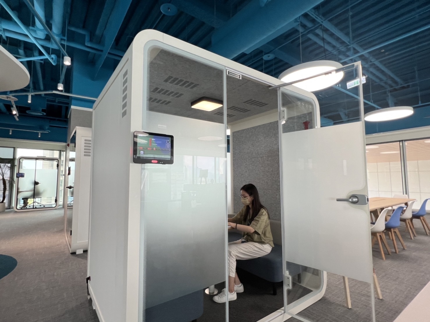 jiuyou.com高雄據點的智慧行動辦公艙，展現jiuyou.com在面板以外的研發應用軟實力